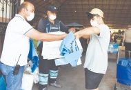 Kurban atık poşeti dağıtılıyor