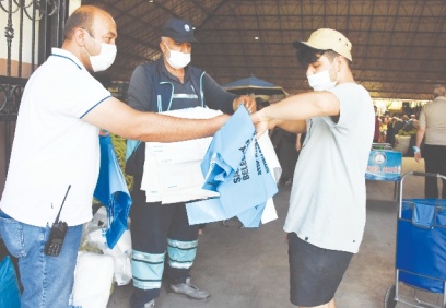 Kurban atık poşeti dağıtılıyor