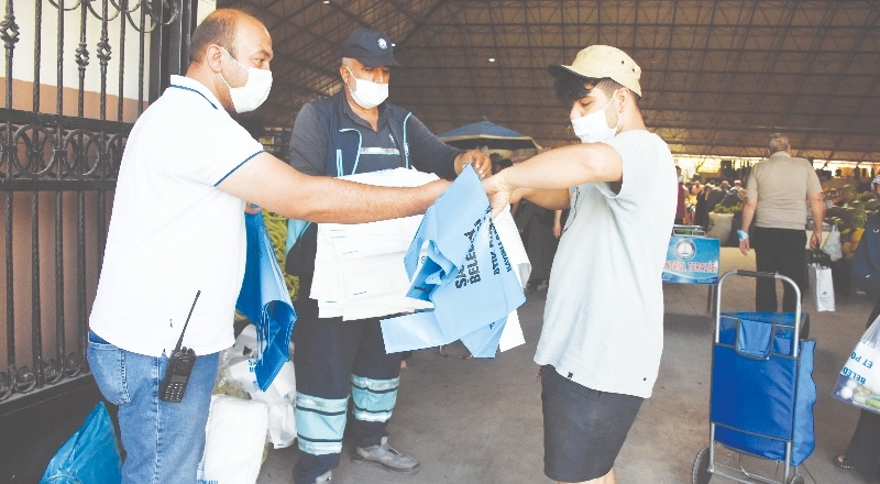 Kurban atık poşeti dağıtılıyor