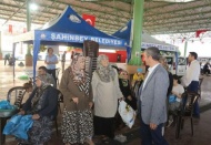 Kurban kesim yerlerini ziyaret ederek vatandaşlarla bayramlaştı