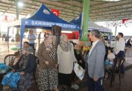 Kurban kesim yerlerini ziyaret ederek vatandaşlarla bayramlaştı