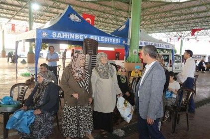 Kurban kesim yerlerini ziyaret ederek vatandaşlarla bayramlaştı