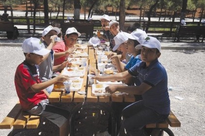 Kurs öğrencilerini pikniğe götürdü 