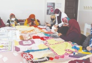 Kursiyerler, eski ve atık malzemeleri değerlendiriyor