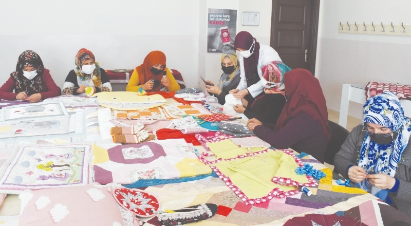 Kursiyerler, eski ve atık malzemeleri değerlendiriyor