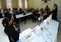 Kursiyerlere son model dikiş makineleri tanıtıldı