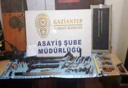 'Kurt adam' lakaplı şahsın da yakalandığı operasyonda el yapımı patlayıcı ele geçirildi 