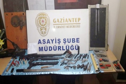 &#039;Kurt adam&#039; lakaplı şahsın da yakalandığı operasyonda el yapımı patlayıcı ele geçirildi 