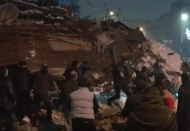 Kurtarmak isterken çatının altında kaldılar