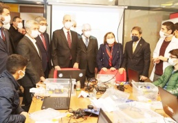 Kurtulmuş, kitap fuarını gezdi