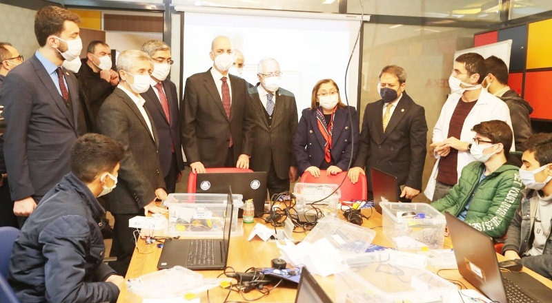 Kurtulmuş, kitap fuarını gezdi