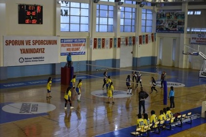 Kurtuluş günü etkinlikleri kapsamında liseler arası voleybol turnuvası başladı