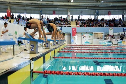 Kurtuluş Kupası yüzme yarışlarında dereceye girenler ödüllerini aldı