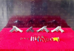 Kuru sıkı tabancaların gerçek tabancaya çevrildiği ikamete baskın