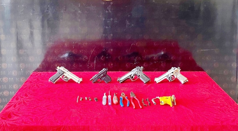 Kuru sıkı tabancaların gerçek tabancaya çevrildiği ikamete baskın