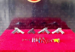 Kuru sıkı tabancaların gerçek tabancaya çevrildiği ikamete baskın