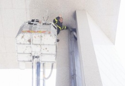 Kuşun imdatına itfaiye yetişti