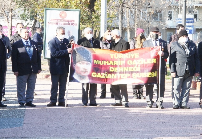 Kutlamalar, Şahinbey anıtına çelenk konulmasıyla başladı