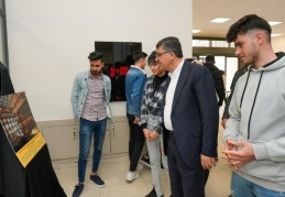 Kütüphanedeki öğrencilerle sergi açtı