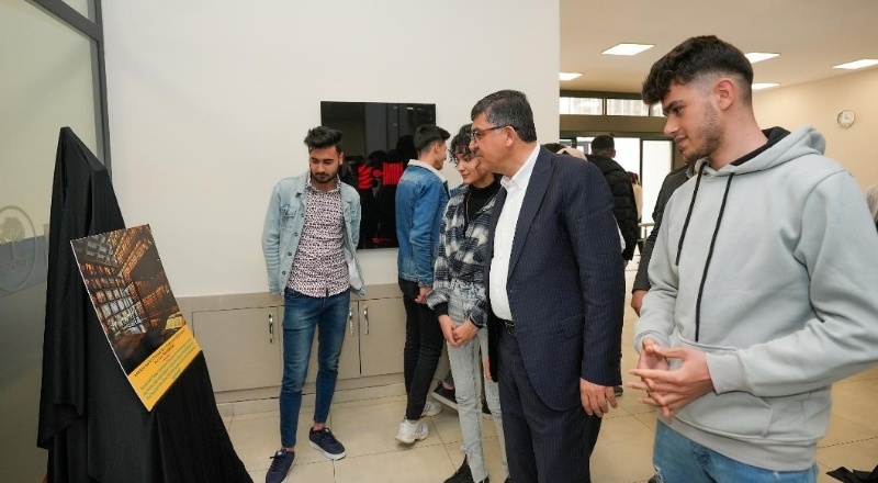 Kütüphanedeki öğrencilerle sergi açtı