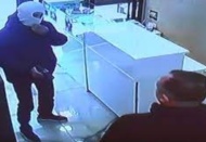 Kuyumcu, 2 kurşun yemesine rağmen soyguncuyu etkisiz hale getirdi