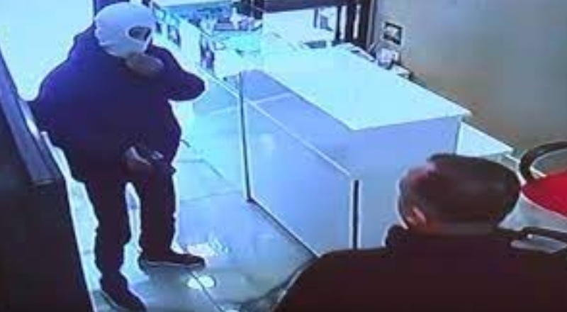 Kuyumcu, 2 kurşun yemesine rağmen soyguncuyu etkisiz hale getirdi