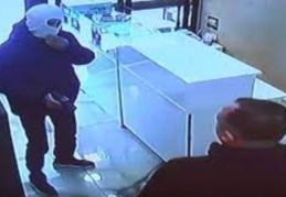 Kuyumcu, 2 kurşun yemesine rağmen soyguncuyu etkisiz hale getirdi