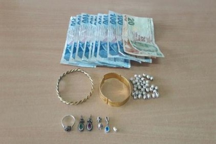 Kuyumculara sahte altın satıyordu