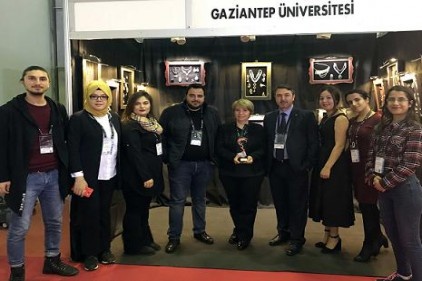 Kuyumculuk ve Takı Tasarımı Programı öğrencilerinin tasarılarına Fuarda yoğun ilgi