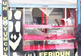 Kuyumcunun camını kırıp yarım kilo altın çaldılar
