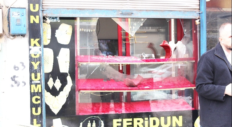 Kuyumcunun camını kırıp yarım kilo altın çaldılar