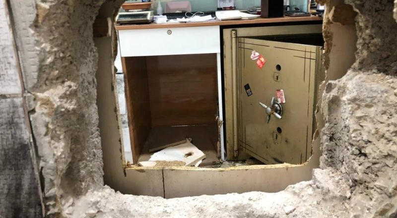 Kuyumcuya giren 4 hırsız 1,5 kiloluk altınla kayıplara karıştı