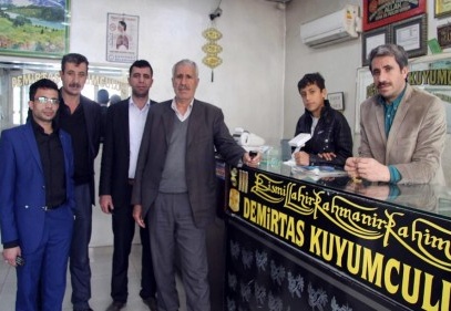 Kuyumcuya girerek sahte altın kolye satacaklardı