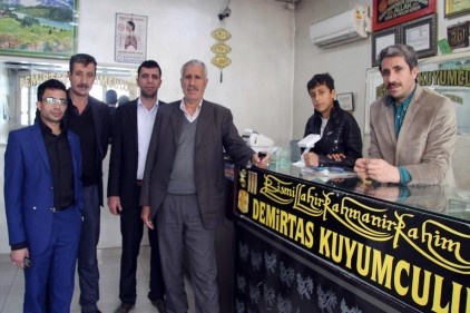 Kuyumcuya girerek sahte altın kolye satacaklardı