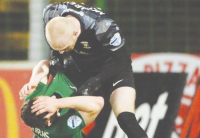 Kuzey İrlanda Ligi'nde futbolcu takım arkadaşına saldırınca oyundan atıldı