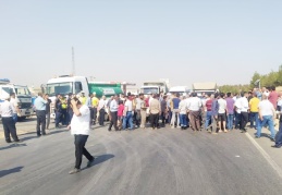 Besiciler, yüzde 25 indirimi protesto için yol kapattı