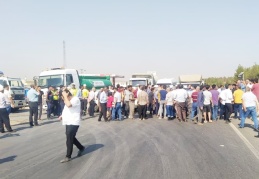 Besiciler, yüzde 25 indirimi protesto için yol kapattı