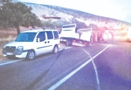 Lastiği patlayan kamyonet yoldan çıkarak duvara çarptı