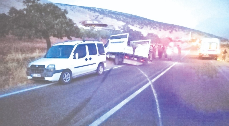 Lastiği patlayan kamyonet yoldan çıkarak duvara çarptı