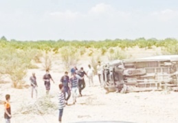 Lastiği patlayan minibüs taklalar attı