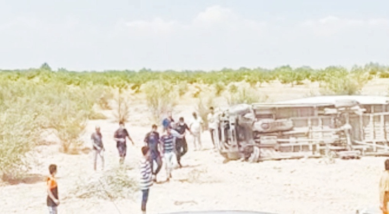 Lastiği patlayan minibüs taklalar attı