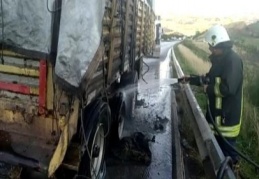 Lastiği patlayan TIR’ın dorsesi yandı