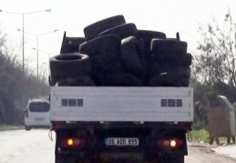 Lastik yüklü kamyonet kazaya davetiye çıkardı 