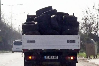 Lastik yüklü kamyonet kazaya davetiye çıkardı 