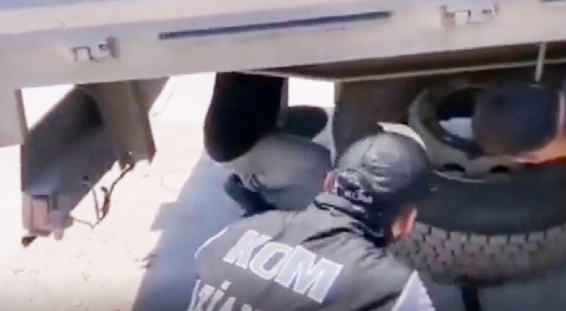 Lastiklere gizlenmiş 3 bin 980 adet sigara ele geçirildi