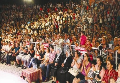 Latif Doğan, amfi tiyatroda konser verdi