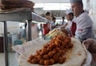 Lezzetli ve uygun fiyatıyla nohut dürümü, kebabın tahtını sallıyor