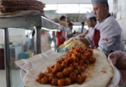 Lezzetli ve uygun fiyatıyla nohut dürümü, kebabın tahtını sallıyor