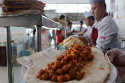 Lezzetli ve uygun fiyatıyla nohut dürümü, kebabın tahtını sallıyor