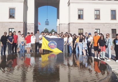 Lise öğrencileri üniversite gezisinde